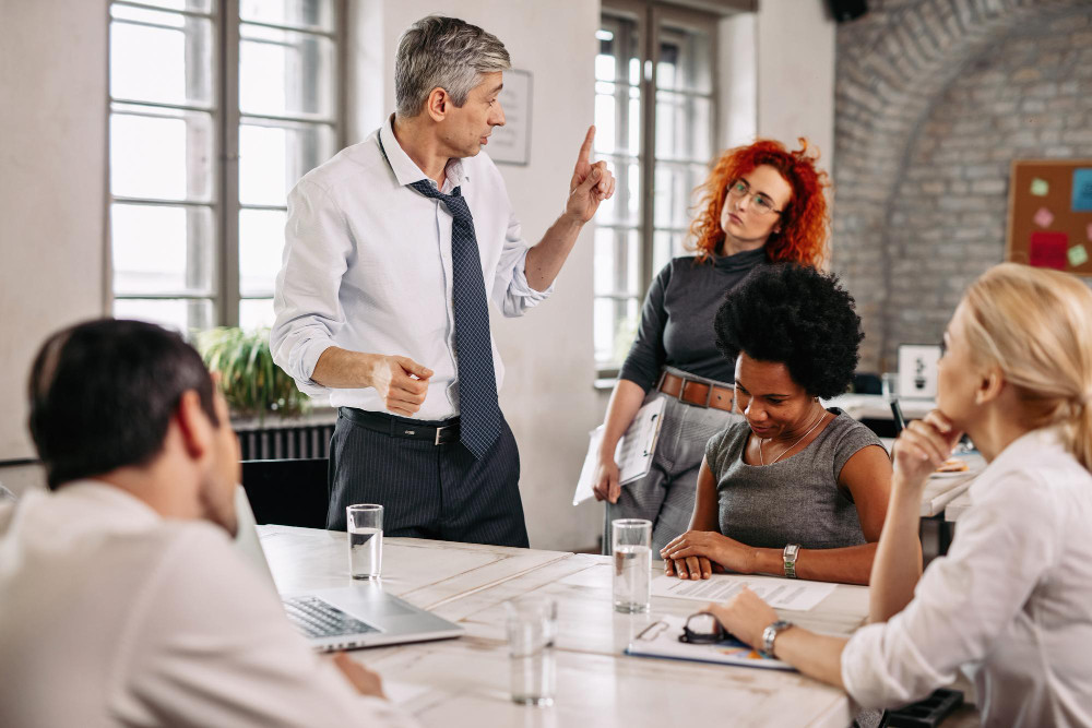 Liderança discutindo valores corporativos em reunião de equipe