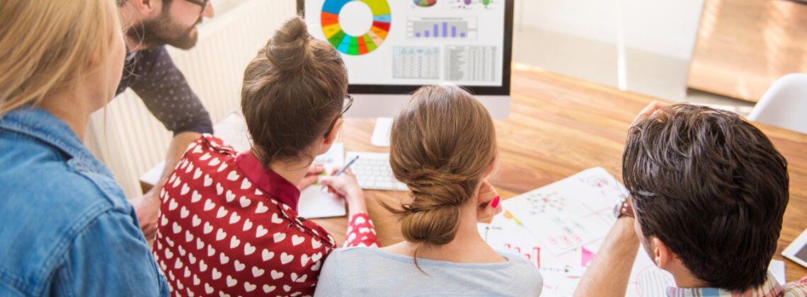 Equipe analisando gráfico digital exibindo a conexão entre os resultados do diagnóstico de cultura e os KPIs de performance e negócio.