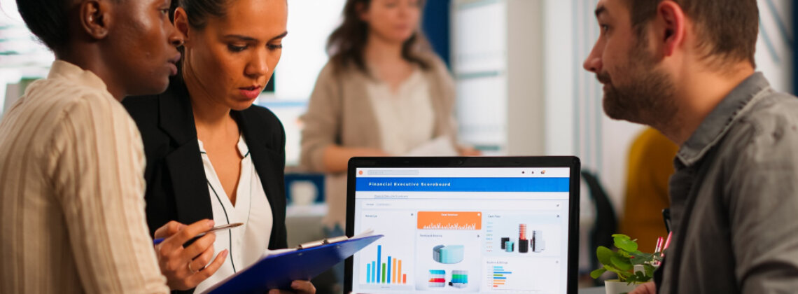 Gráfico de análise de dados de RH em tela com a equipe, representando o diagnóstico metrificado de engajamento e cultura.