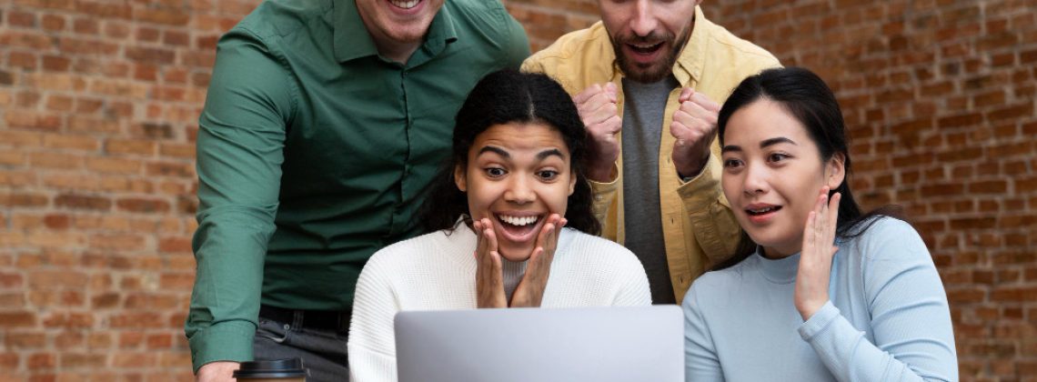 Composição de elementos que remetem ao universo corporativo e à dinâmica dos papéis organizacionais e a cultura organizacional. No centro, destacam-se diversas peças de mecanismos, como engrenagens de diferentes tamanhos e formatos, dispostas sobre uma superfície clara.