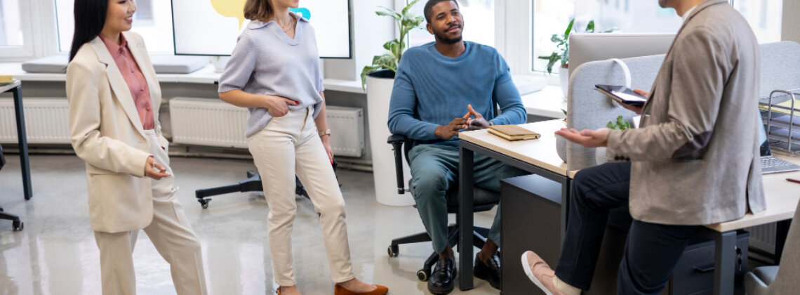 Grupo de executivos e gestores em sala de reunião envidraçada discutindo alinhamento de cultura organizacional e processos de decisão estratégica.