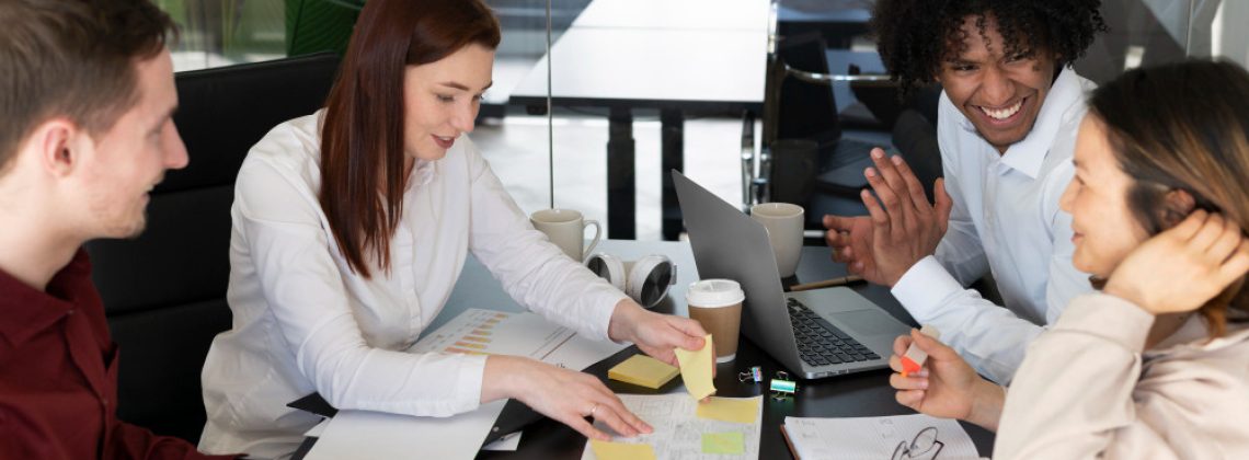 Equipe corporativa diversificada colaborando de forma engajada em uma mesa de reunião, representando integração e alinhamento estratégico através de transformação cultural
