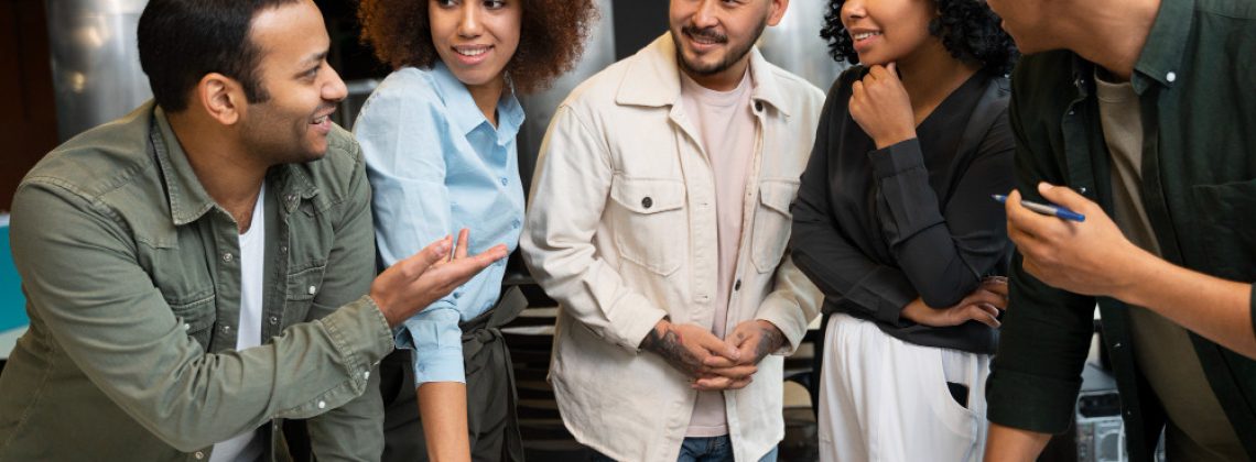 Equipe de profissionais reunidos em colaboração, simbolizando o engajamento de equipes em baixa motivação