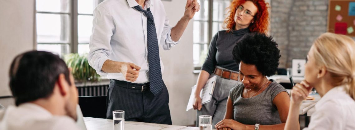 Liderança discutindo valores corporativos em reunião de equipe