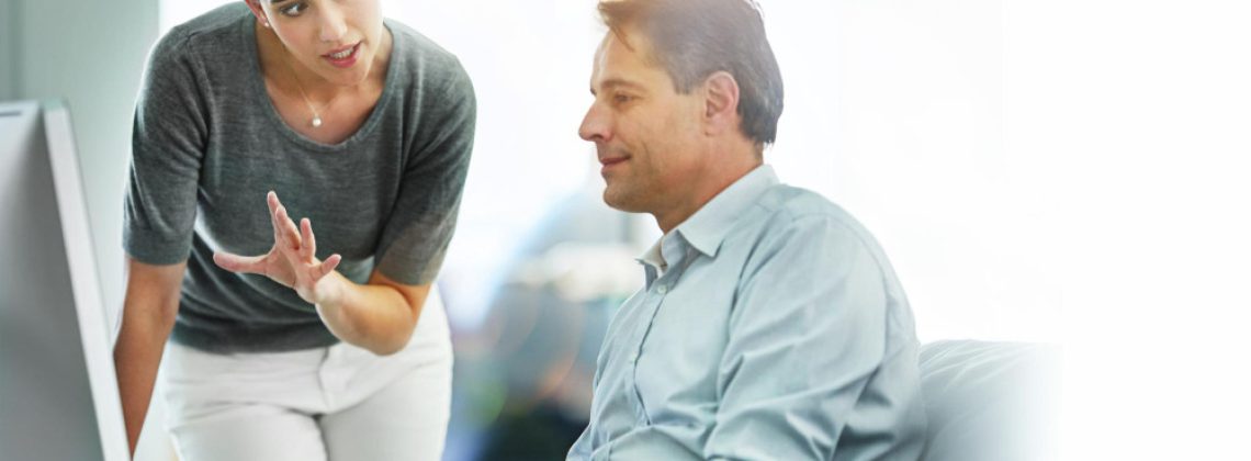 Líder e colaborador em conversa no ambiente de trabalho, representando a cultura de feedback nas organizações.