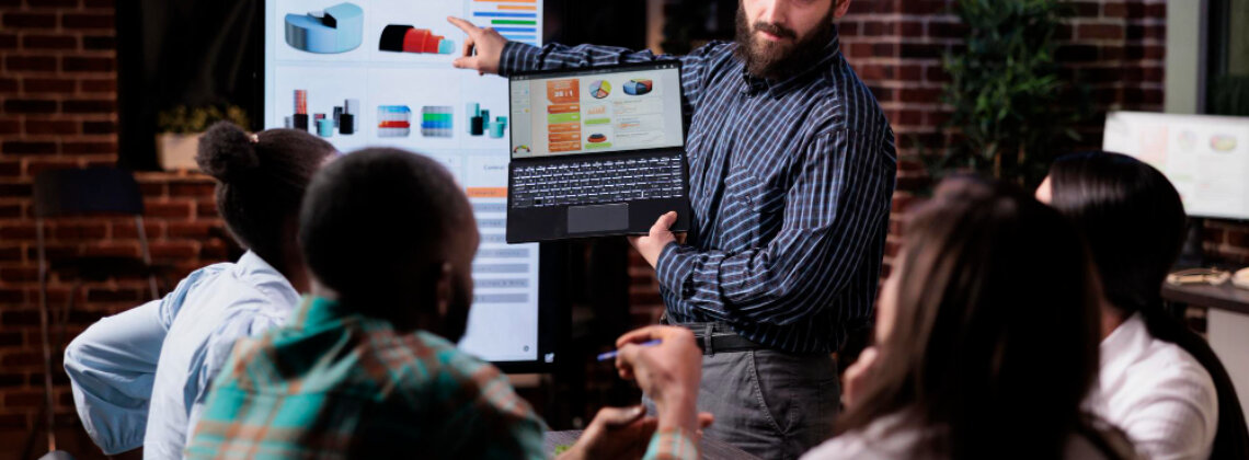 Gestor apontando para indicadores de desempenho e cultura organizacional em uma tela digital, simbolizando a liderança baseada em dados.