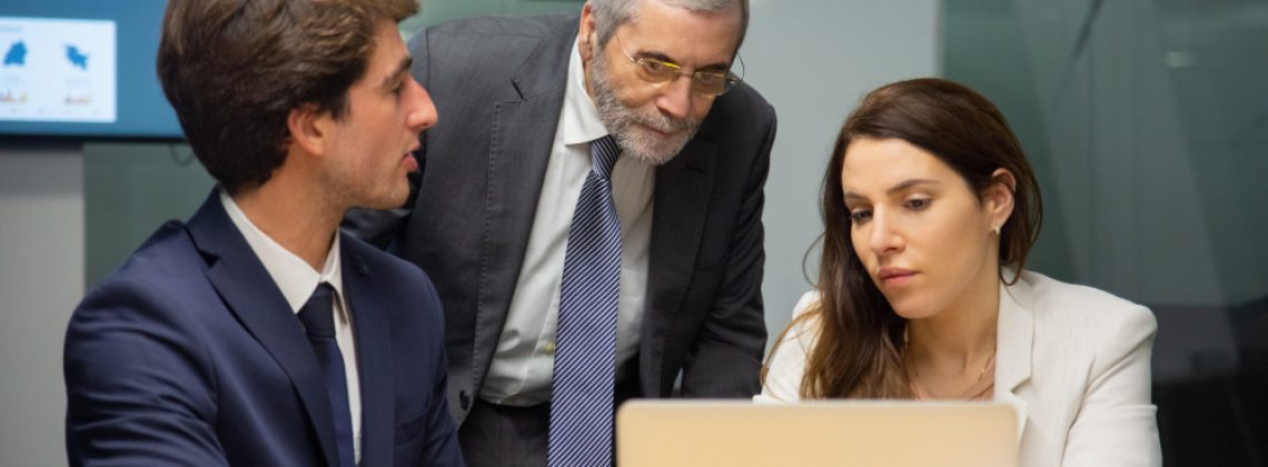Executivos analisando dados em uma reunião estratégica, representando o alinhamento entre a cultura organizacional e a execução de negócios.