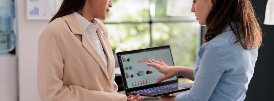 gestora de RH analisando dados de people analytics em dashboard de engajamento