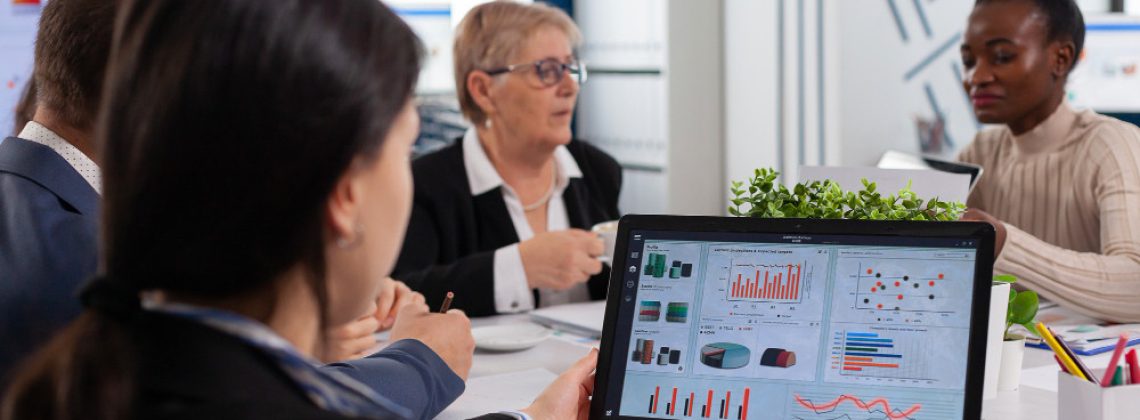 Equipe de gestores e profissionais de RH analisando dashboards interativos em uma tela, representando a transformação de comportamentos em dados de gestão.