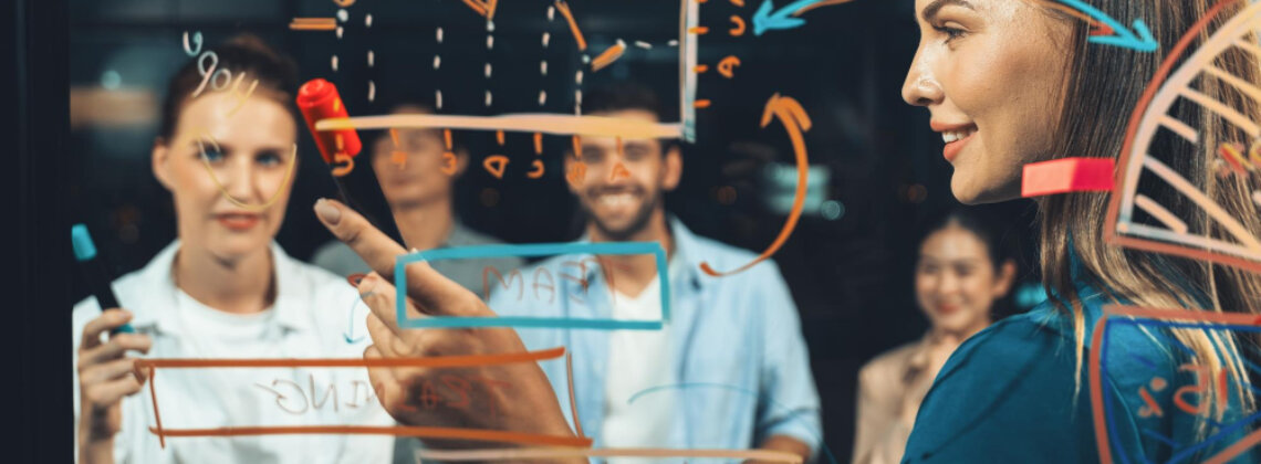 Gráfico digital com dados de engajamento e cultura sendo analisados por gestores, representando People Analytics na cultura organizacional.