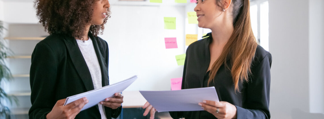 Gestoras analisando indicadores de cultura organizacional, representando a transição para um RH estratégico.