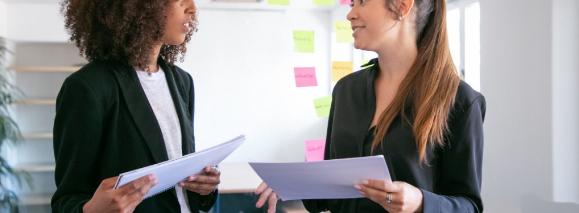 Gestoras analisando indicadores de cultura organizacional, representando a transição para um RH estratégico.