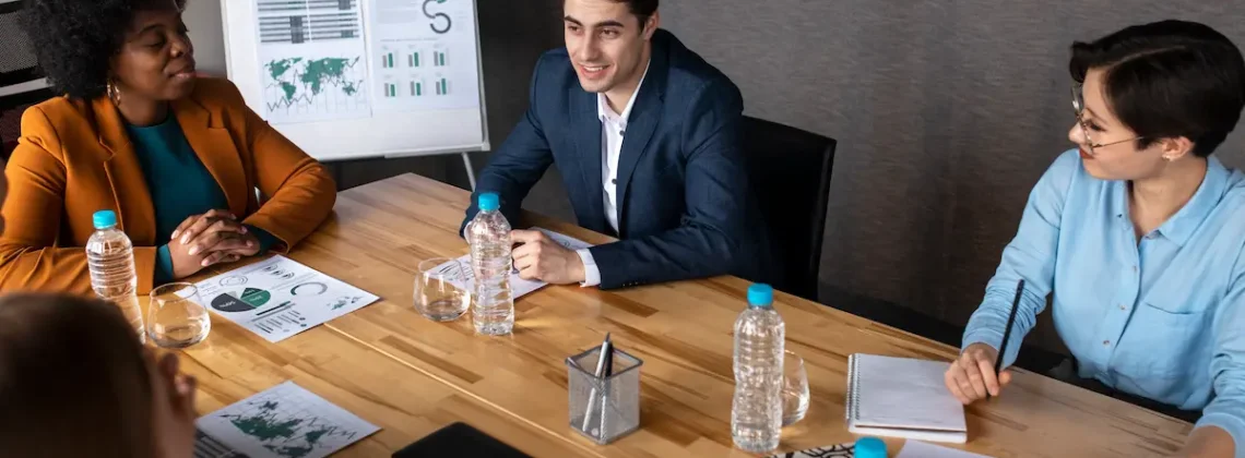 Diagrama mostrando o RH Estratégico conectando diferentes departamentos (Marketing, Vendas, Operações) através de ritos de gestão.