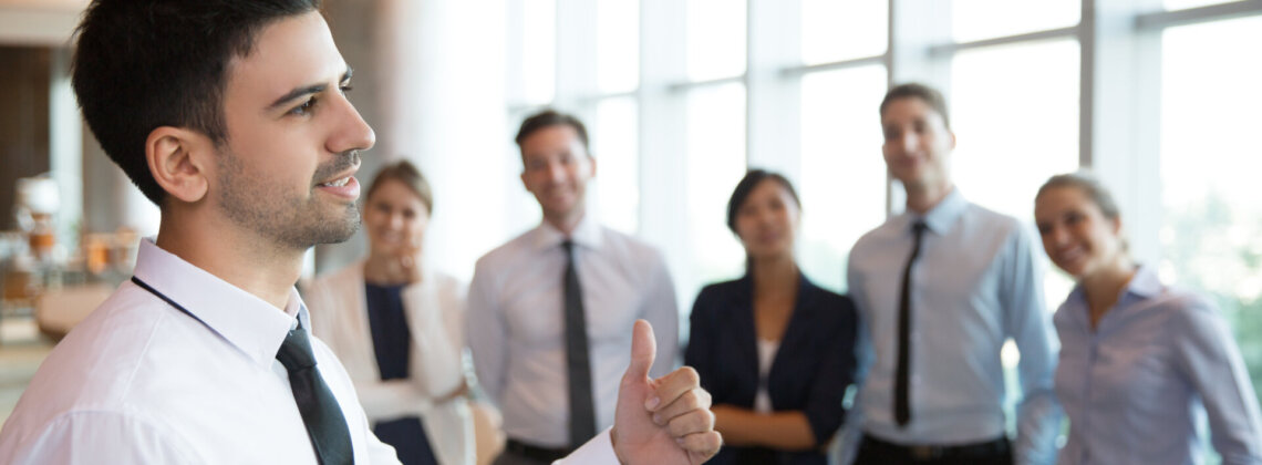 Líder posicionado(a) em destaque no centro da equipe, simbolizando a influência da liderança na cultura organizacional