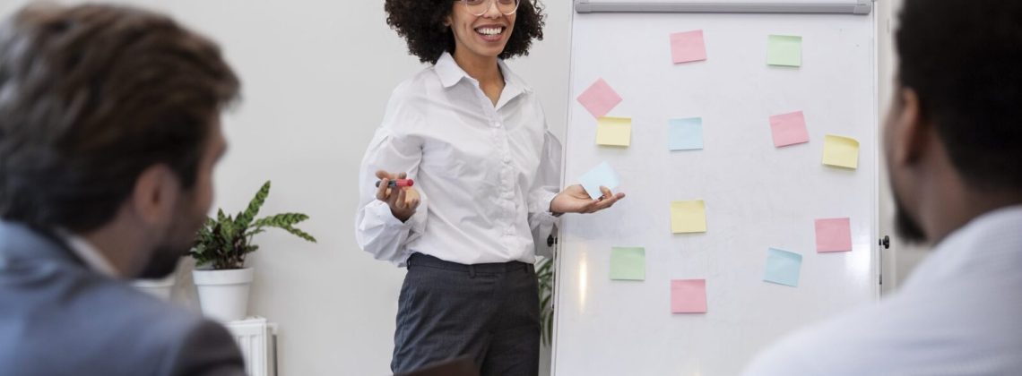 Gestora apresentando uma decisão estratégica para a equipe em sala de reunião