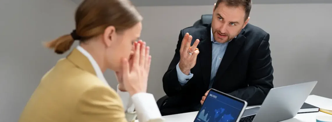 Executivo observando uma bússola sobre um manual de valores da empresa, simbolizando a direção da cultura organizacional.